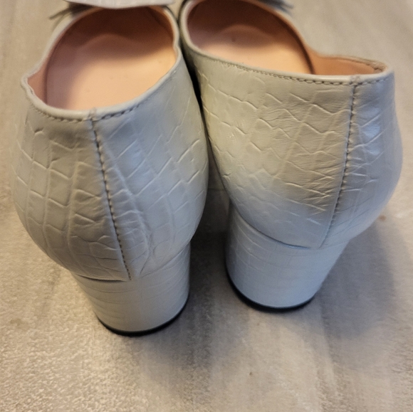 Women's dress shoes in ivory/cream. Size 37 1/2. Which is size 7m to us. - Picture 2 of 4